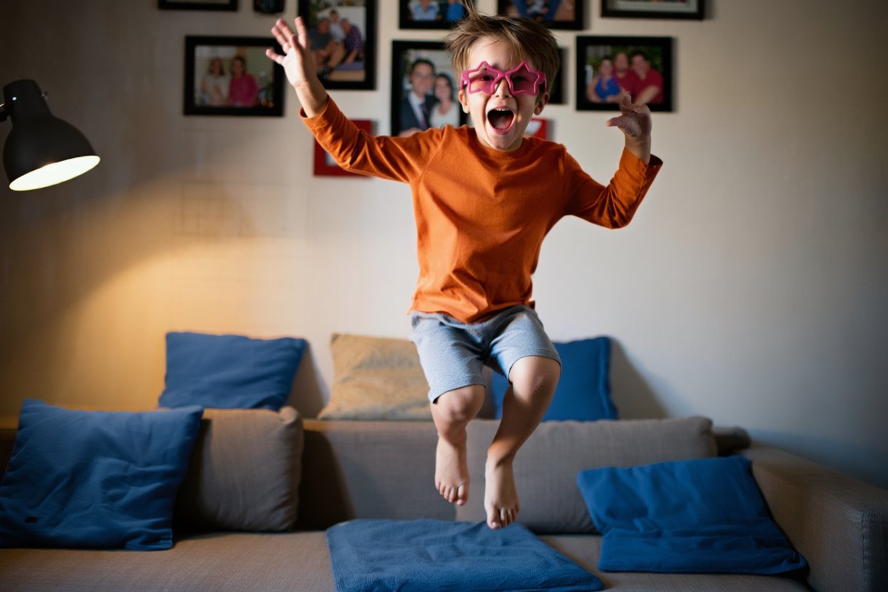 прыгающий на подушках ребенок